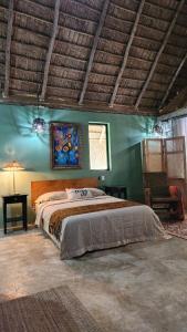 una camera da letto con un letto grande in una stanza di Boho villas and spa a El Valle