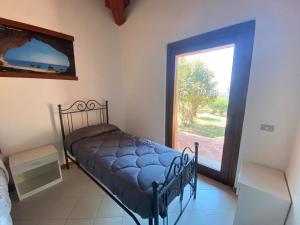 En eller flere senge i et værelse på Villetta Capo Coda Cavallo 2