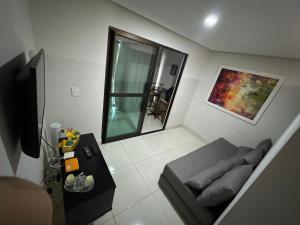 a living room with a couch and a mirror at Apt Alto da Serra Villas - Bananeiras in Bananeiras