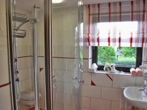 メーデバッハにあるFerienwohnung Martinaのシャワーと洗面台付きのバスルーム +30枚の写真