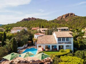 an aerial view of a villa with a swimming pool at Villa avec vue panoramique et piscine à Saint-Raphael in Saint-Raphaël