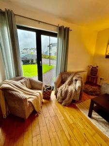 Posezení v ubytování Sea Whispers - My Charming Costal Retreat in Youghal