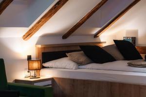 Postel nebo postele na pokoji v ubytování Apartmaji Vouk - sodobni apartmaji v objemu narave - Lukanja - Rogla - Primerno za pare in družine - Sprostitev in aktivno preživljanje prostega časa