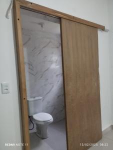 Et badeværelse på Quintal da Ane Caraguatatuba