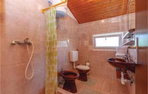 Koupelna v ubytování Two-Bedroom Apartment In Jadrija