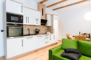 Kuchyň nebo kuchyňský kout v ubytování Apartmaji Vouk - sodobni apartmaji v objemu narave - Lukanja - Rogla - Primerno za pare in družine - Sprostitev in aktivno preživljanje prostega časa