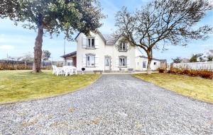 a white house with a gravel driveway at 3 Bedroom Beautiful Home In Pont-Aven in Pont-Aven