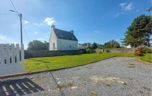 a white house with a fence and a grass yard at 3 Bedroom Beautiful Home In Pont-Aven in Pont-Aven +17 photos