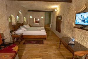 TV a/nebo společenská místnost v ubytování Kemerhan Cave Suites