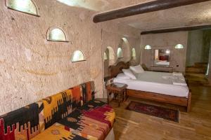 Postel nebo postele na pokoji v ubytování Kemerhan Cave Suites