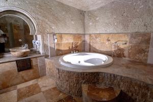 Koupelna v ubytování Kemerhan Cave Suites