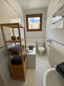 Un baño pequeño con inodoro y lavabo. en Apartment Chamonix Brise du Mont, en Chamonix-Mont-Blanc 35 fotos más
