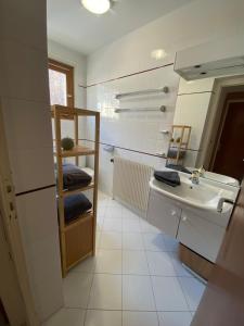 un baño con lavabo y espejo en Apartment Chamonix Brise du Mont, en Chamonix-Mont-Blanc