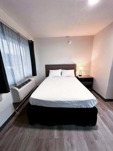 Postel nebo postele na pokoji v ubytování Studio City Suites, a Travelodge by Wyndham