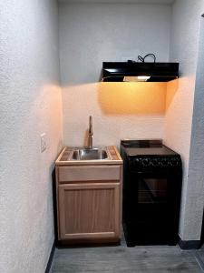 Kuchyň nebo kuchyňský kout v ubytování Studio City Suites, a Travelodge by Wyndham