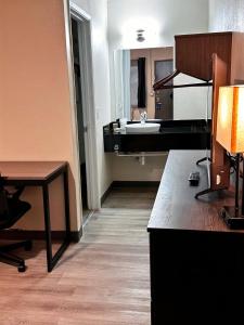 Kuchyň nebo kuchyňský kout v ubytování Studio City Suites, a Travelodge by Wyndham