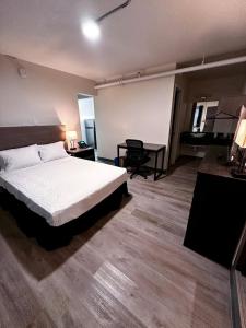 Postel nebo postele na pokoji v ubytování Studio City Suites, a Travelodge by Wyndham