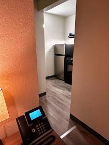 Kuchyň nebo kuchyňský kout v ubytování Studio City Suites, a Travelodge by Wyndham