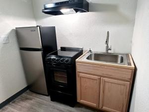 Kuchyň nebo kuchyňský kout v ubytování Studio City Suites, a Travelodge by Wyndham