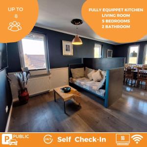 una sala de estar con un sofá y una mesa en Oerlinghausen Groß, 8 Personen, 5 Zimmer, 2 Bäder, en Oerlinghausen