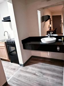 Kuchyň nebo kuchyňský kout v ubytování Studio City Suites, a Travelodge by Wyndham
