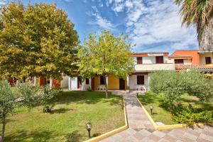 Κήπος έξω από το Residence with swimming-pool in Ottiolu just 250 mt from the sea +13 φωτογραφίες