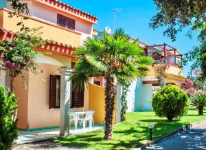 波尔托奥蒂罗卢Residence with swimming-pool in Ottiolu just 250 mt from the sea的一栋前面有棕榈树的房子 更多7张照片