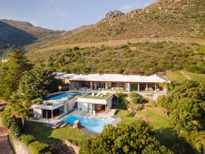 une vue aérienne d'une maison avec piscine dans l'établissement Flightdeck, au Cap