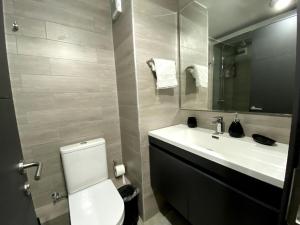巴拉斯港Dpto costero vista al lago, piscina y jacuzzi的配有白色马桶和水槽的浴室