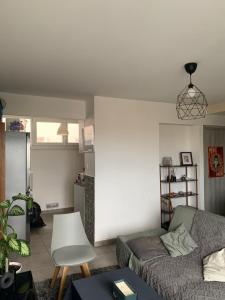 Katil atau katil-katil dalam bilik di Chambre dans appartement proche école MBS