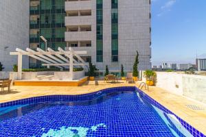 une piscine sur le toit d'un immeuble dans l'établissement Hotel Mercure, à Brasilia
