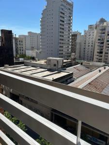 Una vista del horizonte de una ciudad con edificios altos. en Rosario centro, en Rosario