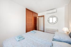 Łóżko lub łóżka w pokoju w obiekcie Dimi Holidays Porto Cristo SLU Meerblick 4 Apartment 4 - 120 m zum Strand