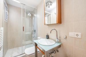 łazienka z umywalką i prysznicem w obiekcie Dimi Holidays Porto Cristo SLU Meerblick 4 Apartment 4 - 120 m zum Strand w Porto Cristo +14 zdjęć