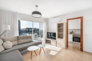 salon z kanapą i stołem w obiekcie Dimi Holidays Porto Cristo SLU Meerblick 4 Apartment 4 - 120 m zum Strand w Porto Cristo