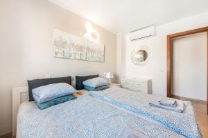 sypialnia z łóżkiem i 2 poduszkami w obiekcie Dimi Holidays Porto Cristo SLU Meerblick 4 Apartment 4 - 120 m zum Strand w Porto Cristo