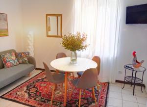 a living room with a table and chairs at La Casa del Belvedere in Perugia