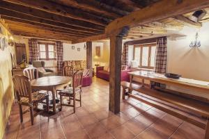 un salon avec une table et un canapé dans l'établissement Anticca Rural hasta 11 personas, à Atauta 62 autres photos