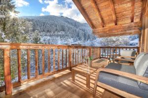 balkon z krzesłami i widokiem na góry w obiekcie Chalet Schmitten - by Alpen Apartments w mieście Zell am See