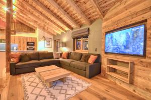 Telewizja i/lub zestaw kina domowego w obiekcie Chalet Schmitten - by Alpen Apartments