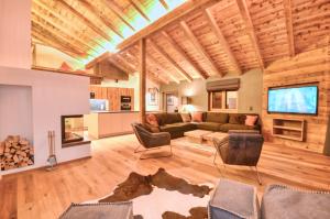 Część wypoczynkowa w obiekcie Chalet Schmitten - by Alpen Apartments