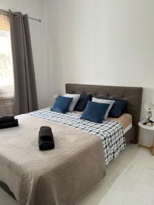 Un pat sau paturi într-o cameră la Very high standing apartment +62 fotografii