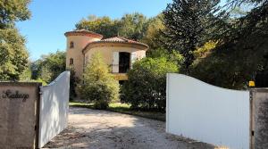 a white fence in front of a house at Wild Camping am Fluss in Saint-Martory