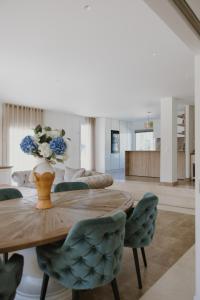 San RoqueにあるVilla Destenyの花瓶付きのダイニングテーブル