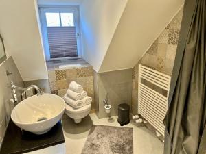 Koupelna v ubytování Hus op de Dün SPO ⇒ Erholung in historischem Flair Wattläufer + 20 fotografií