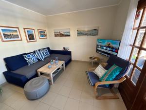 Telewizja i/lub zestaw kina domowego w obiekcie Villa Adel 56, private heated pool, parking