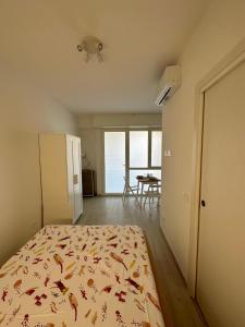 ヴィエステにあるCasa Perlaのベッドルーム1室(ベッド1台付)、ダイニングルーム(テーブル付) +10枚の写真