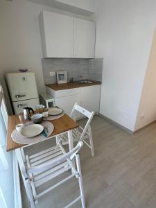 ヴィエステにあるCasa Perlaの木製のテーブルと椅子2脚のあるキッチン