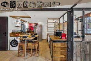 Kuchyň nebo kuchyňský kout v ubytování Loft and Suites
