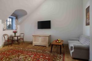TV a/nebo společenská místnost v ubytování GRAND HOTEL GYUMRI by APRICOT Hotels
